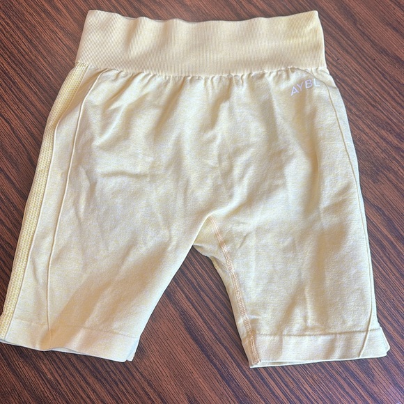 AYBL motion seamless shorts size medium yellow with shaping detail - Picture 6 of 7